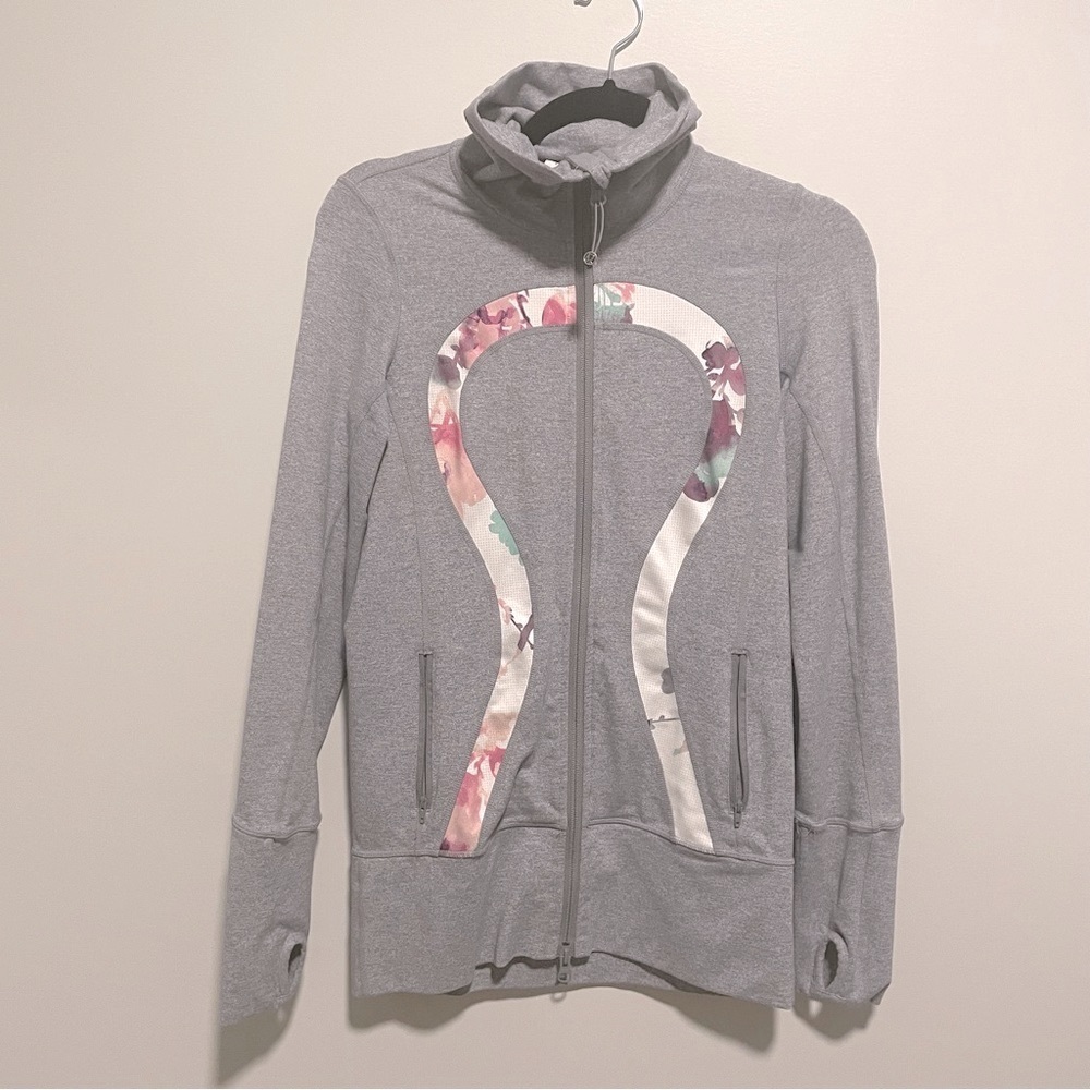 Lululemon In Stride Jacket in Heathered Fossil & Blurred Blossoms White - Picture 2 of 10